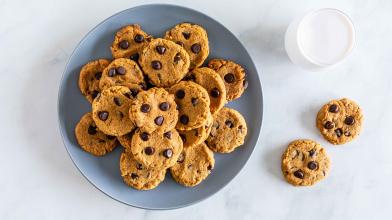 5-Ingredient Peanut Butter Chocolate Chip Cookies